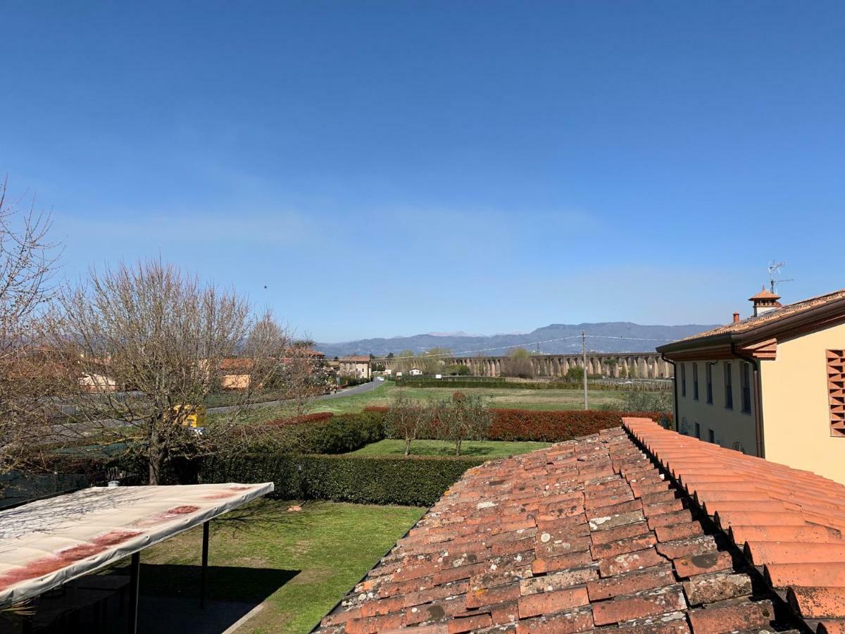 Affittacamere Agli Archi Capannori Bagian luar foto
